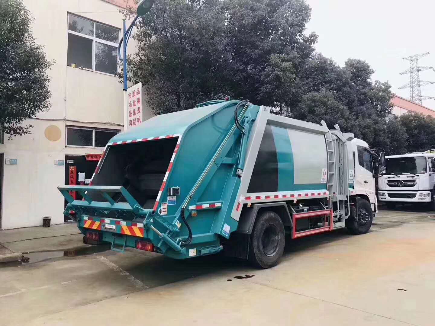 压缩垃圾车工作视频