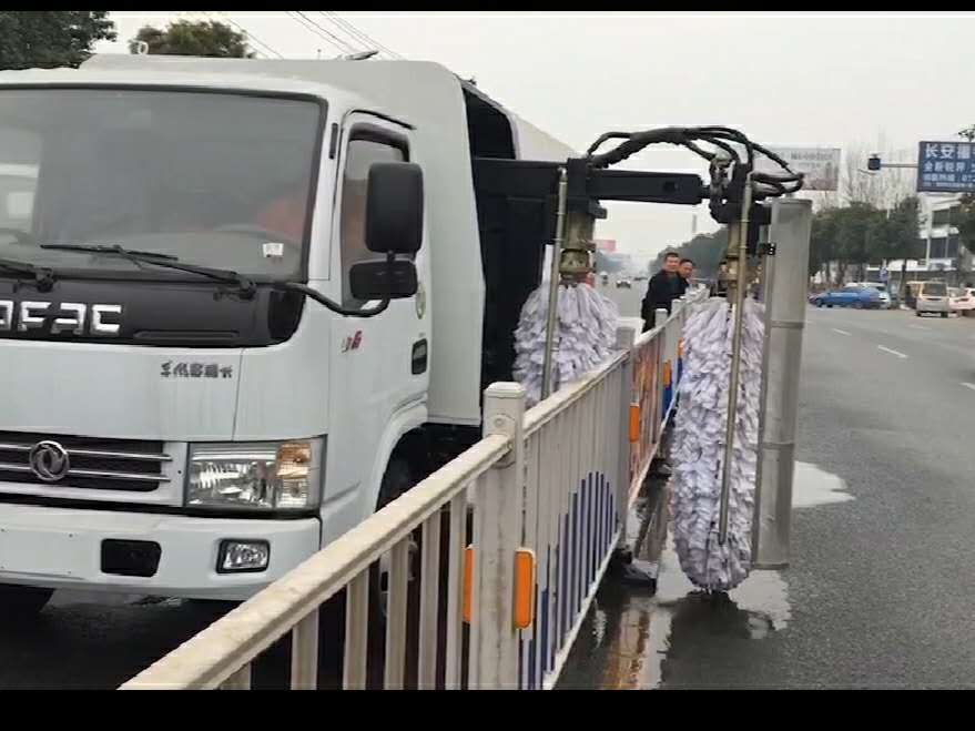 湖北宏宇东风3308多利卡护栏清洗车操作视频